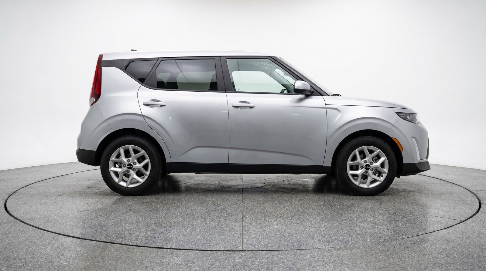 Used 2025 Kia Soul LX w/ LX Technology Package FWD image 11