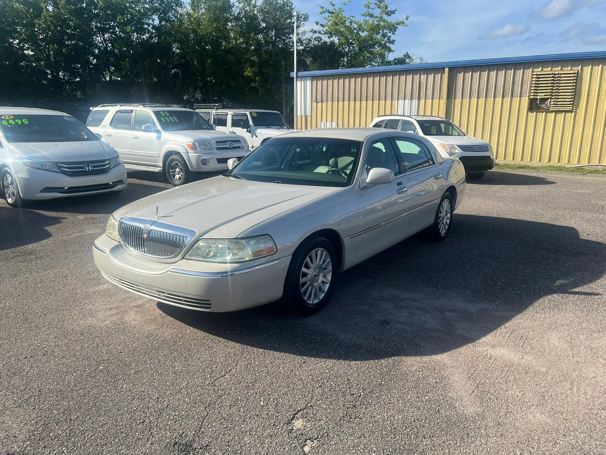 Used 2007 Lincoln Town Car Signature RWD image 2