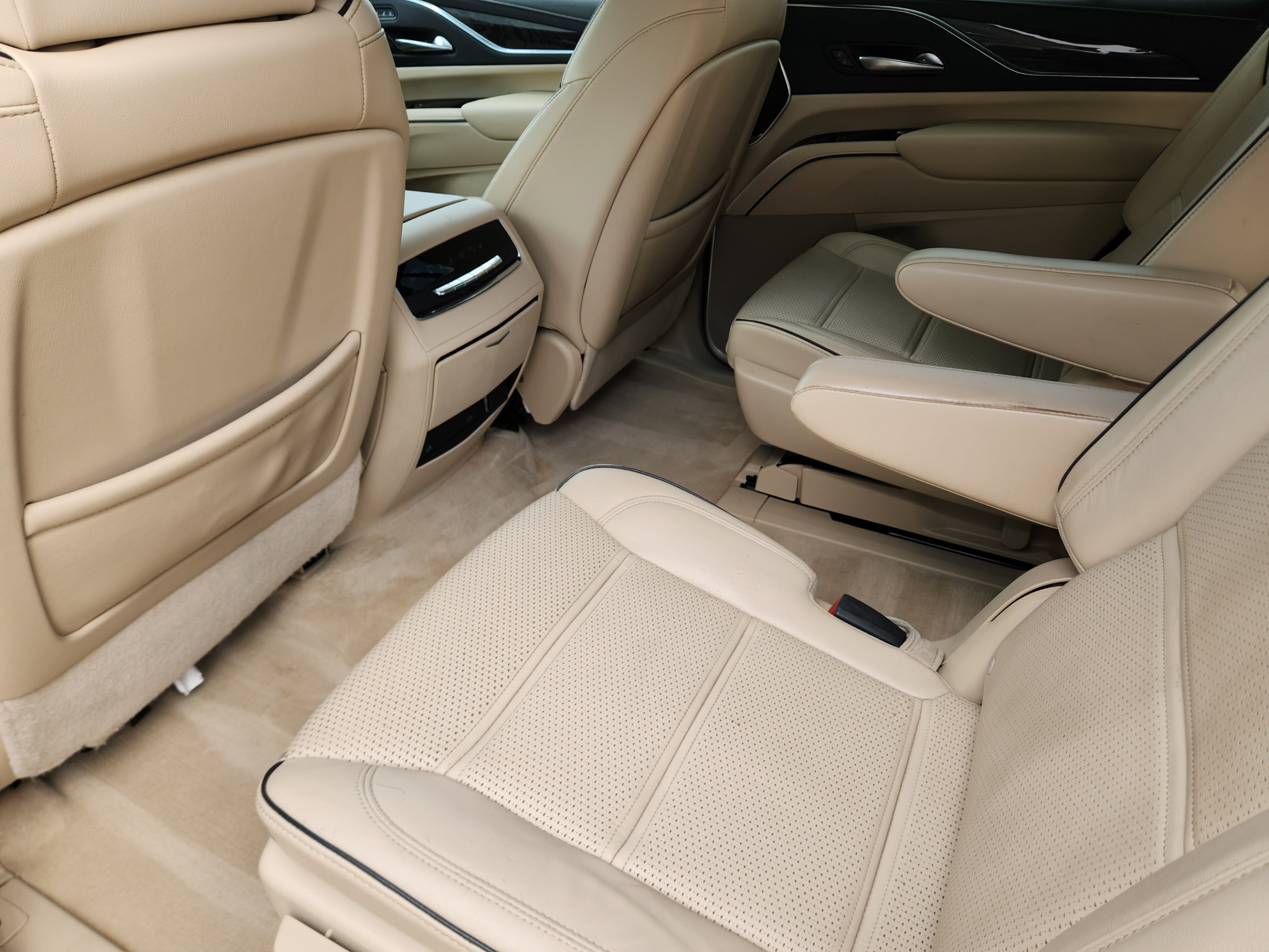 Used 2022 Cadillac Escalade Premium Luxury RWD image 11