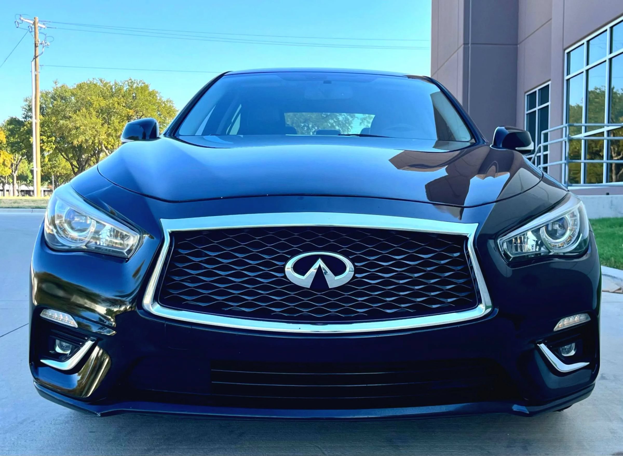 Used 2019 INFINITI Q50 Luxe w/ Essential Package (3.0T Luxe) RWD image 2