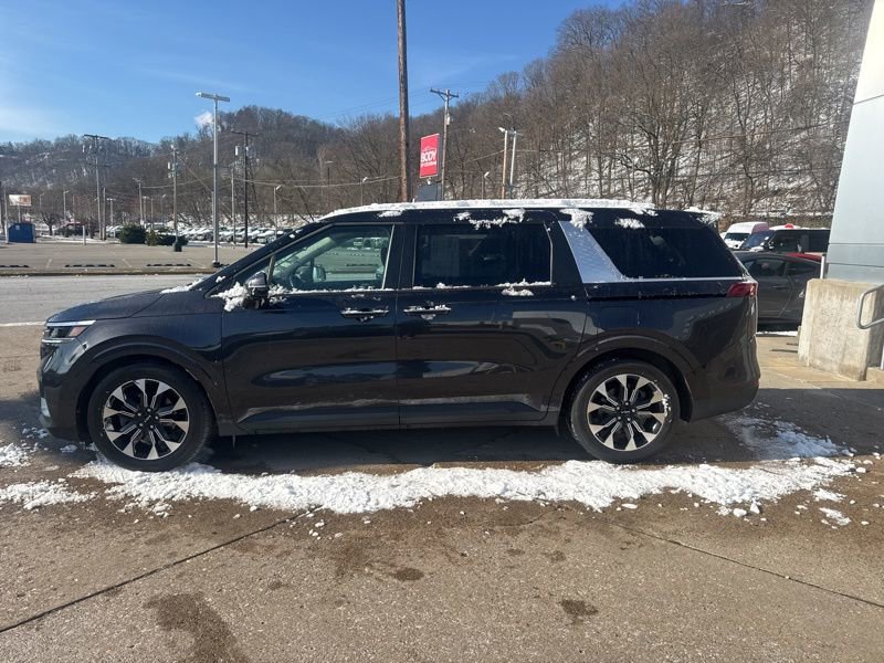 Used 2023 Kia Carnival EX image 4