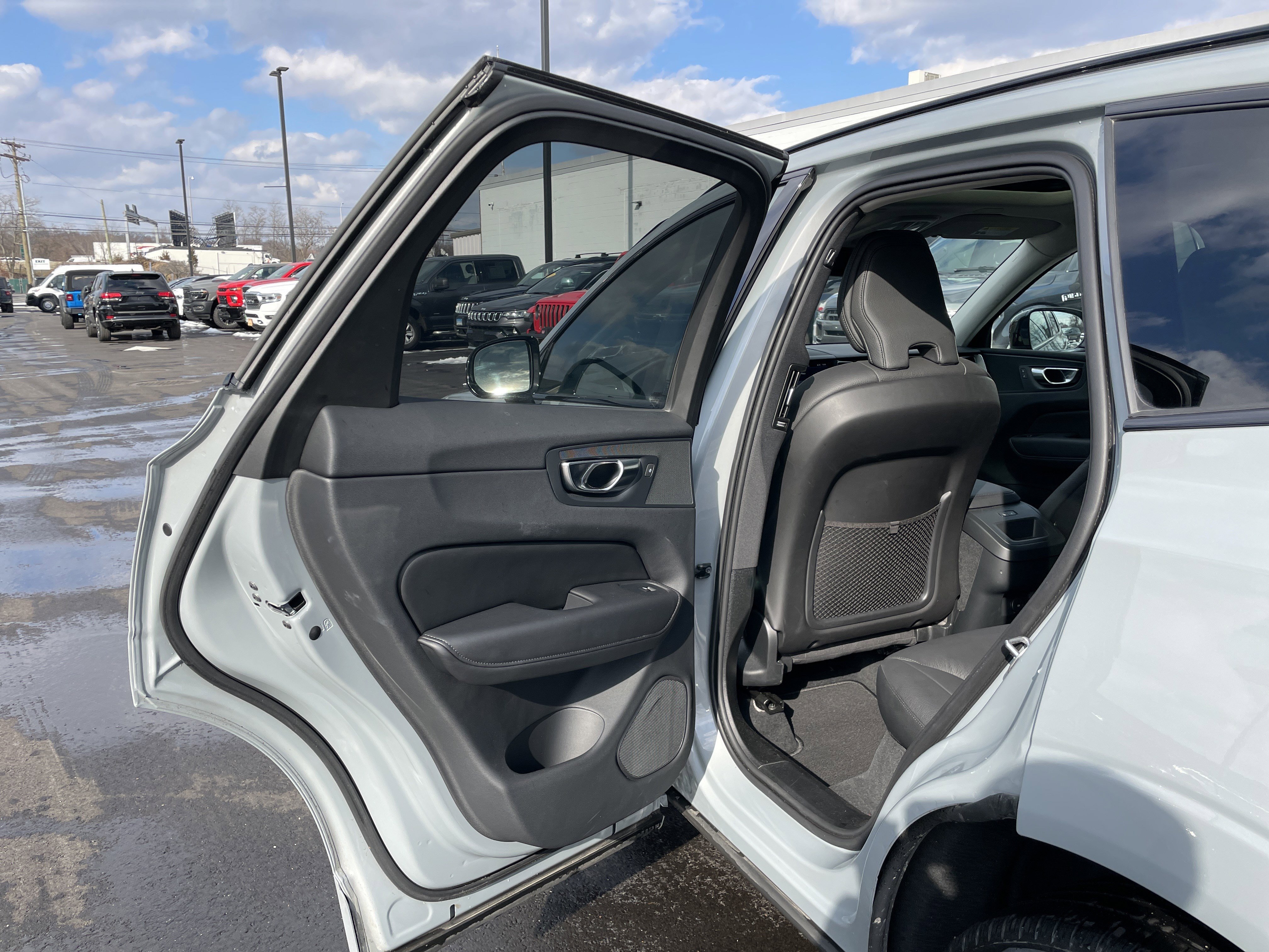 Used 2025 Volvo XC60 B5 Plus image 23