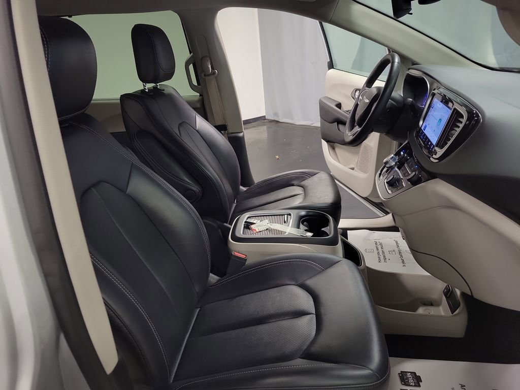 Used 2024 Chrysler Pacifica Touring-L FWD image 22