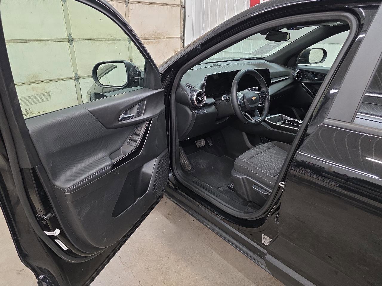 Used 2025 Chevrolet Equinox LT image 28