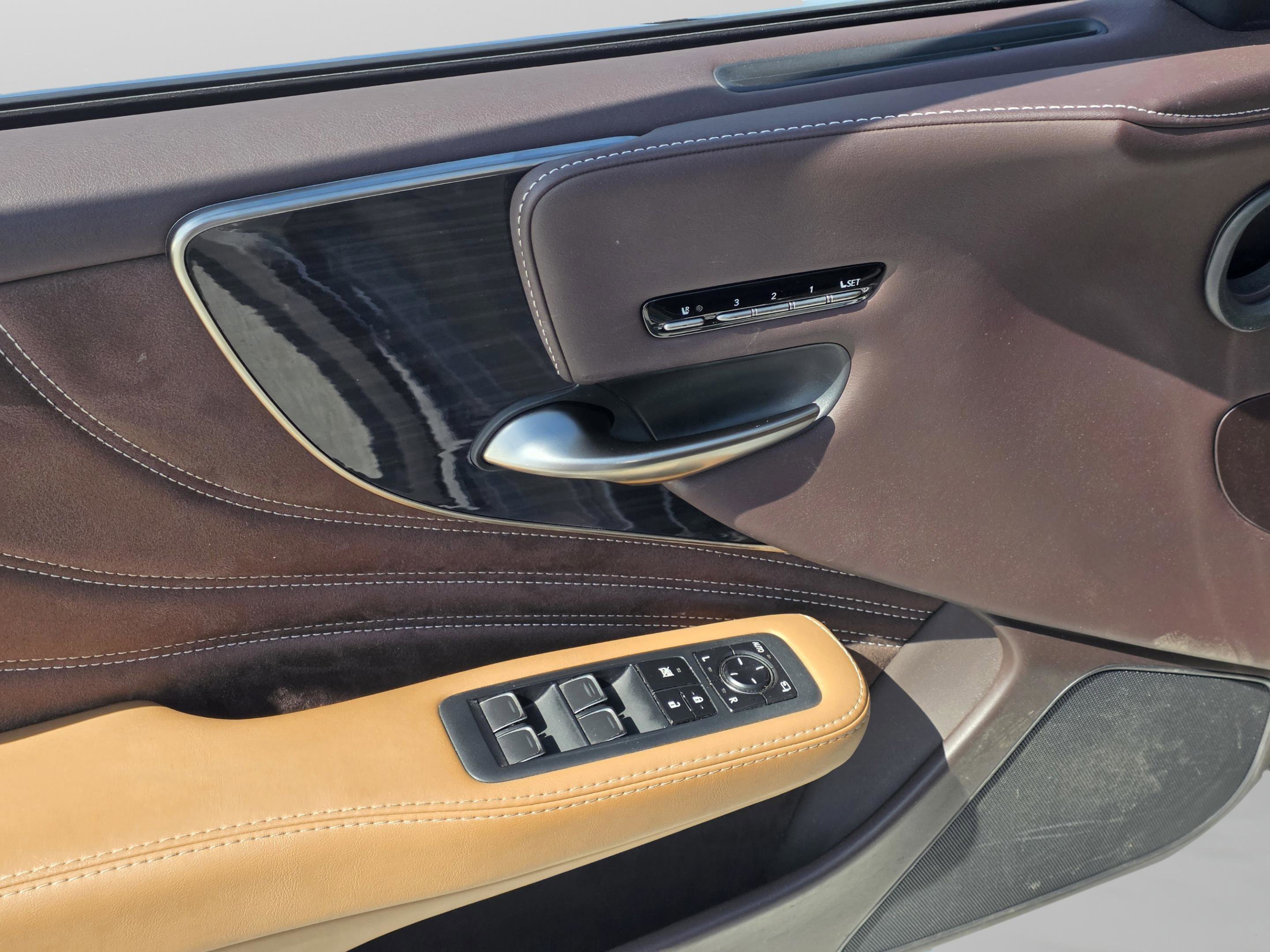 Used 2018 Lexus LS 500 w/ Accessory Package (Z2) image 10