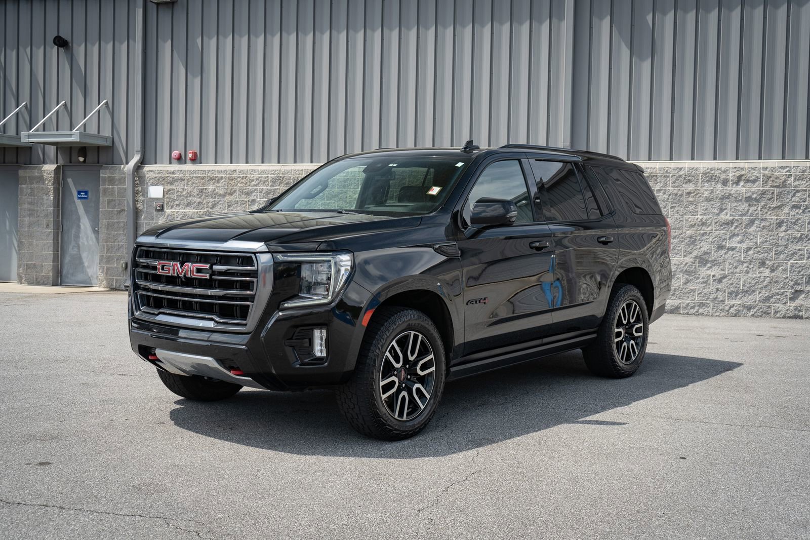 Used 2023 GMC Yukon AT4 w/ AT4 Premium Package AWD/4WD image 3