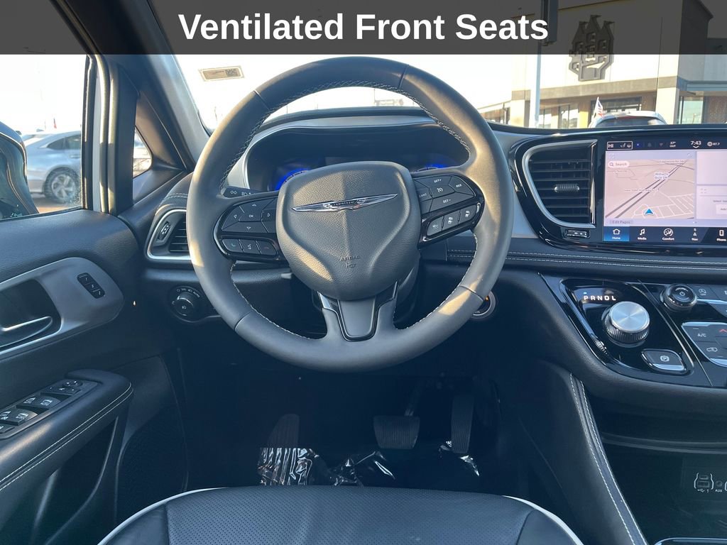 Used 2025 Chrysler Pacifica Limited image 26