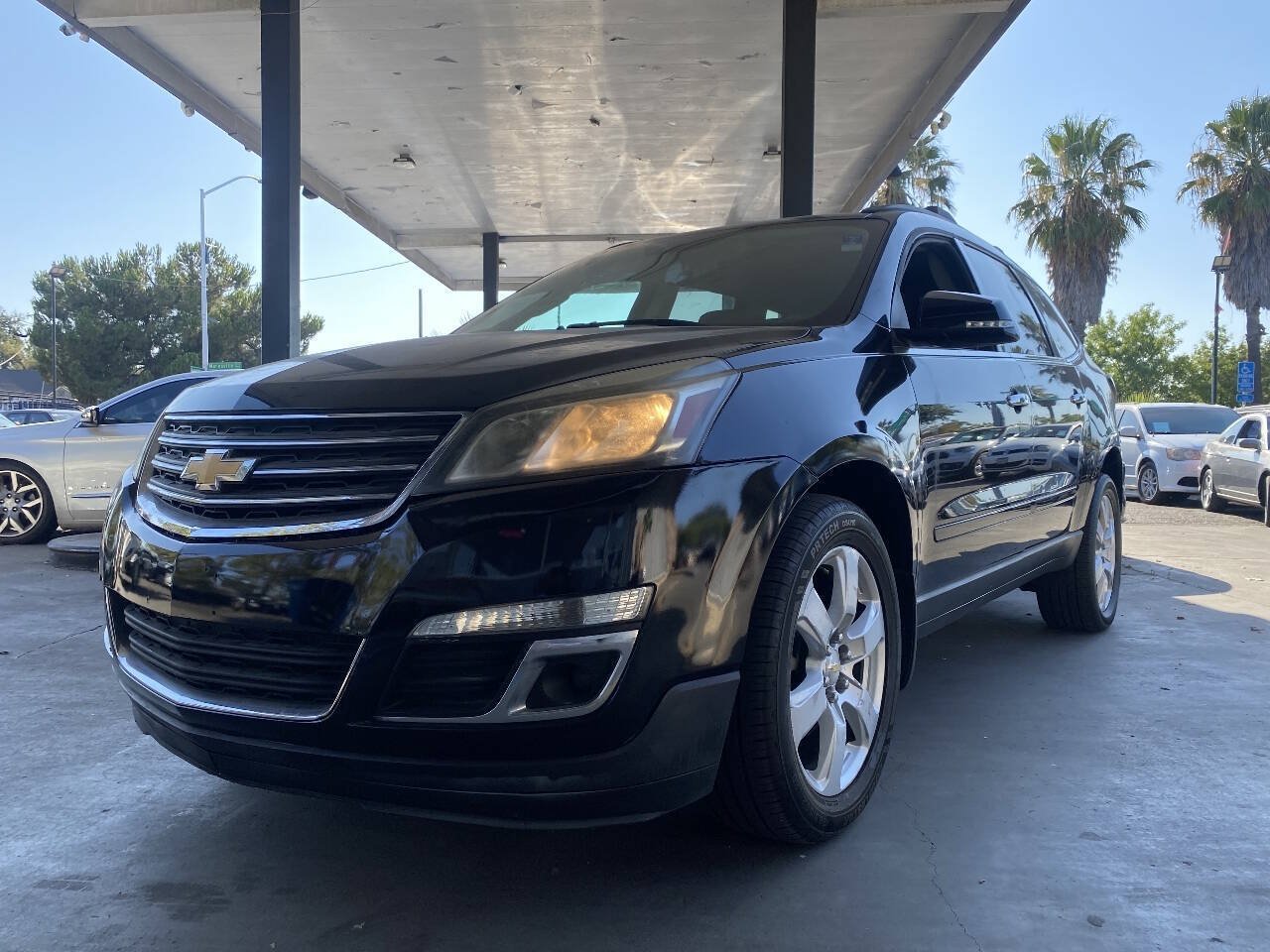 Used 2016 Chevrolet Traverse LT w/ Style and Technology Package FWD image 2