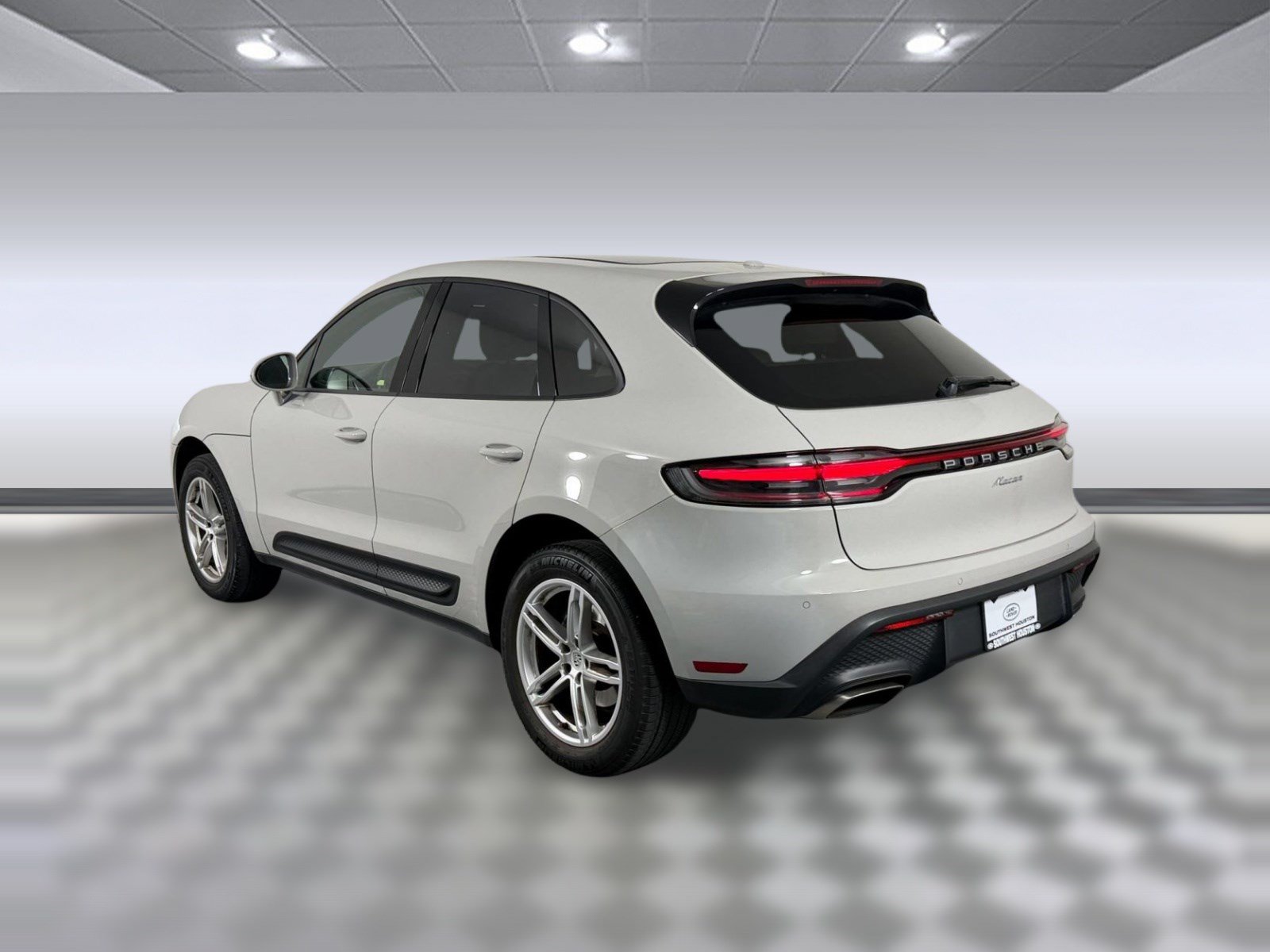 Used 2022 Porsche Macan AWD/4WD image 3
