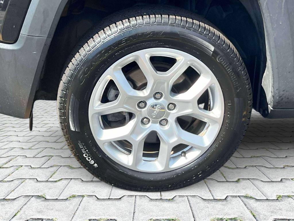 Used 2018 Jeep Renegade Latitude w/ Cold Weather Group AWD/4WD image 8