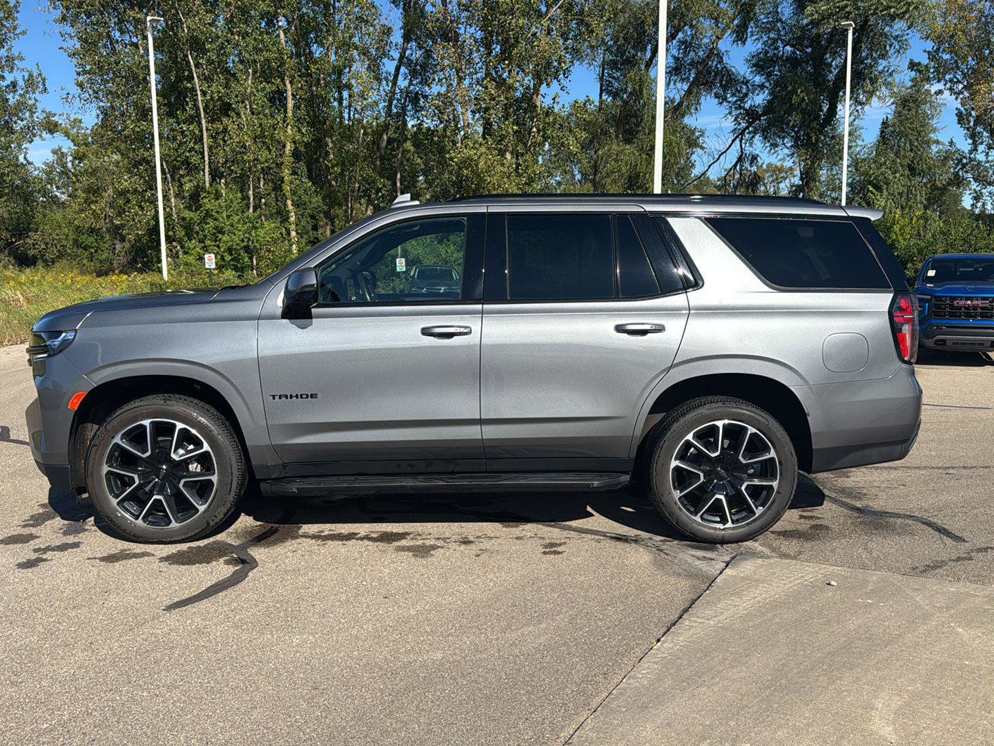 Used 2021 Chevrolet Tahoe RST w/ Luxury Package AWD/4WD image 2