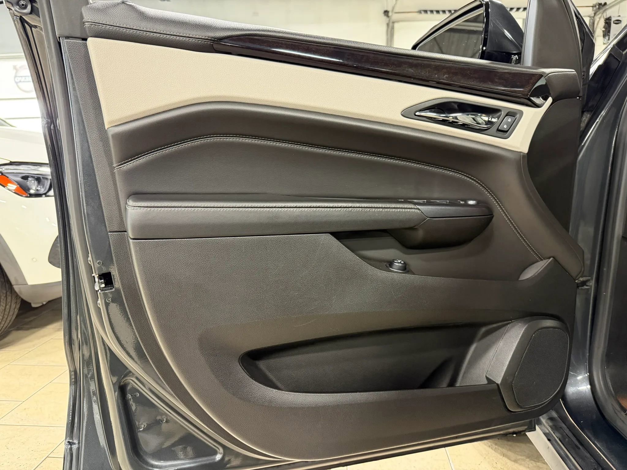 Used 2015 Cadillac SRX Luxury w/ Driver Awareness Package AWD/4WD image 23