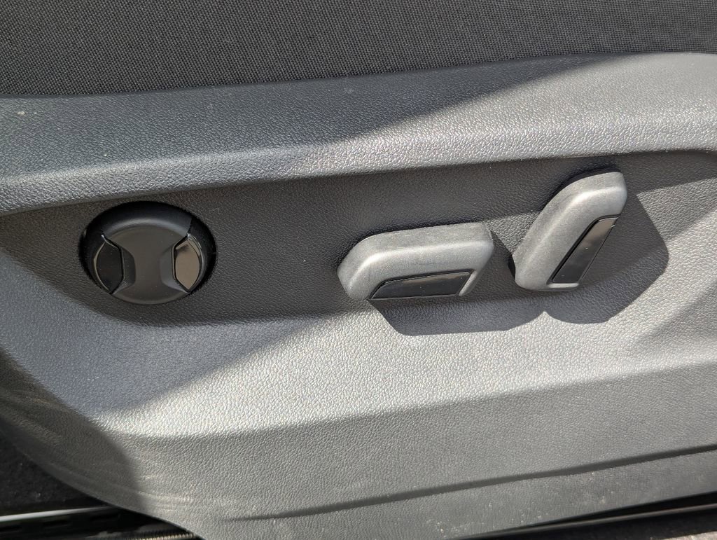 Used 2025 Volkswagen Atlas Peak Edition SE image 27