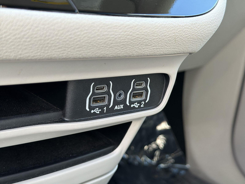 Used 2024 Chrysler Pacifica Limited FWD image 38