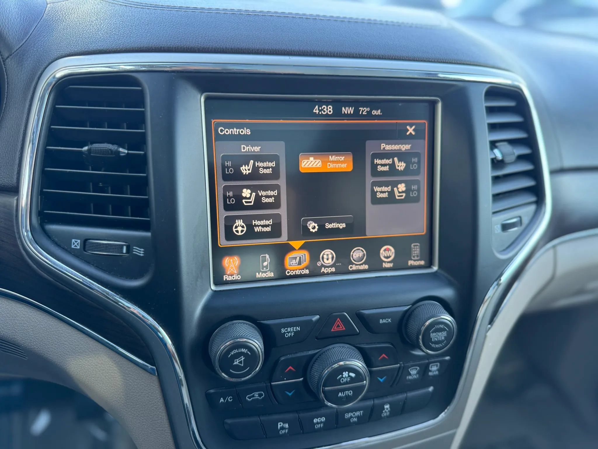 Used 2016 Jeep Grand Cherokee Overland w/ Advanced Technology Group AWD/4WD image 21