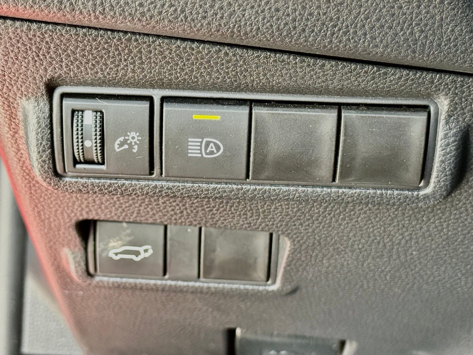Used 2025 Toyota Corolla Cross XLE w/ Convenience Package FWD image 31