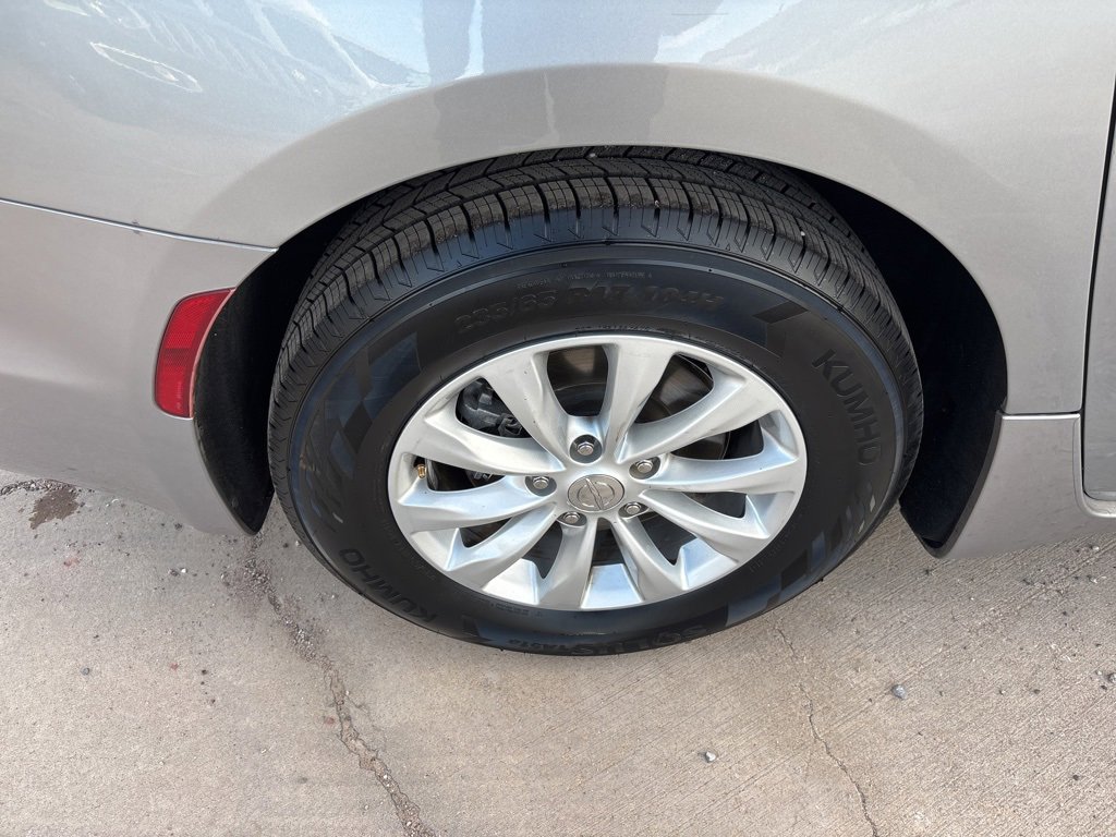 Used 2018 Chrysler Pacifica Touring-L Plus w/ Advanced Safetytec Group image 11