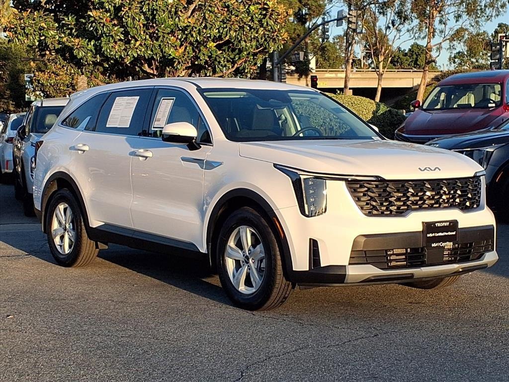 Certified 2025 Kia Sorento LX image 7