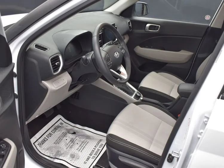 Used 2025 Hyundai Venue SEL image 14