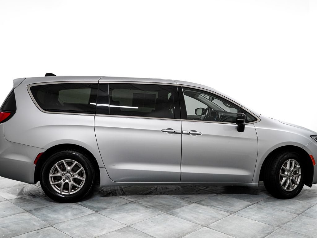 Used 2024 Chrysler Pacifica Touring-L FWD image 7
