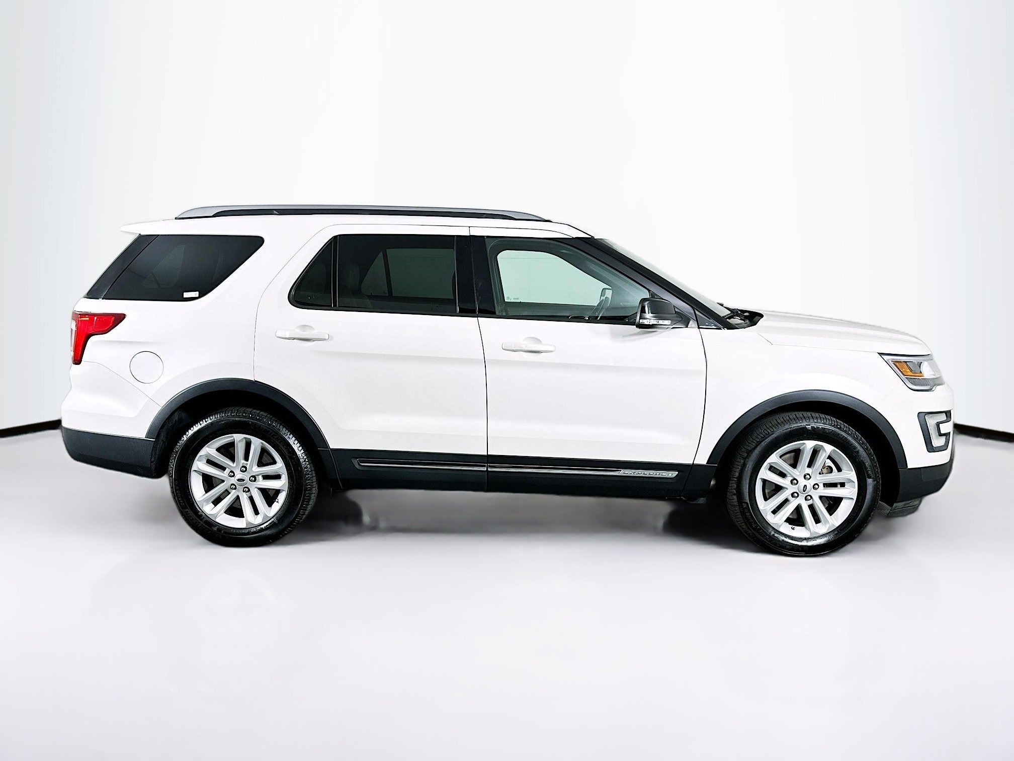 Used 2016 Ford Explorer XLT w/ Equipment Group 202A FWD image 10