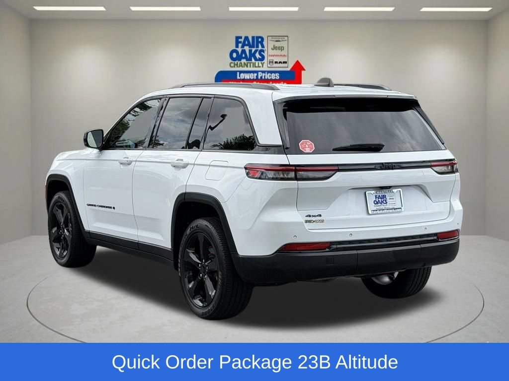Used 2023 Jeep Grand Cherokee Altitude AWD/4WD image 9