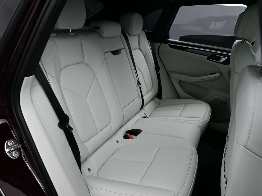 Certified 2026 Porsche Macan AWD/4WD image 21