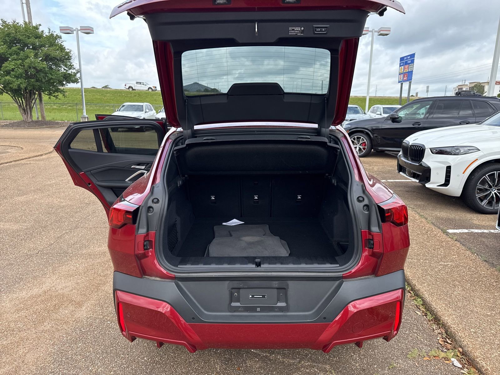 Used 2024 BMW X2 xDrive28i AWD/4WD image 9