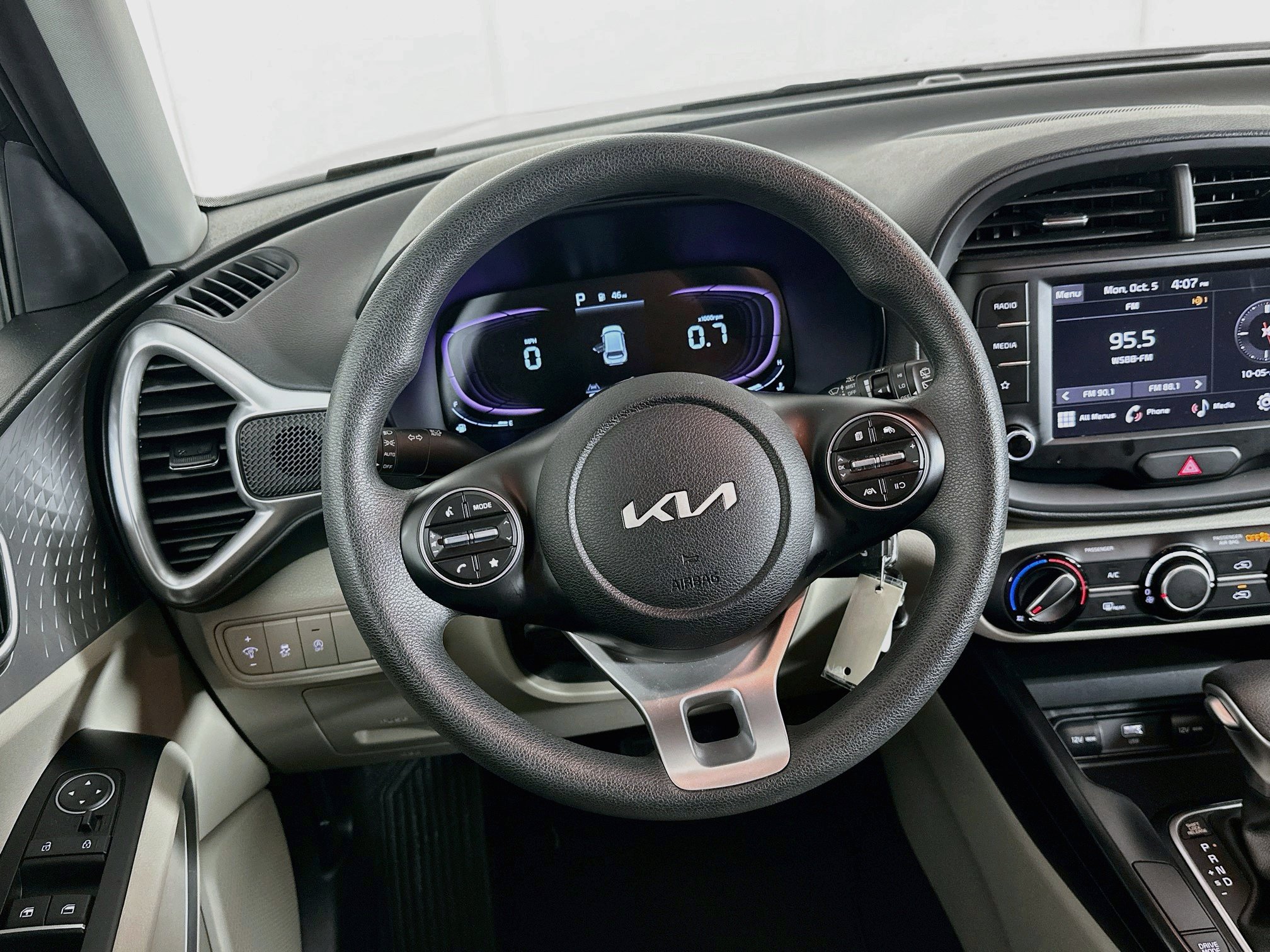 Used 2025 Kia Soul LX w/ LX Technology Package FWD image 18