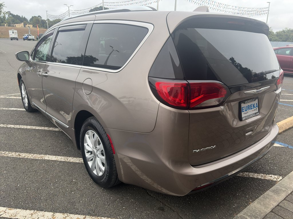 Used 2018 Chrysler Pacifica Touring-L FWD image 4