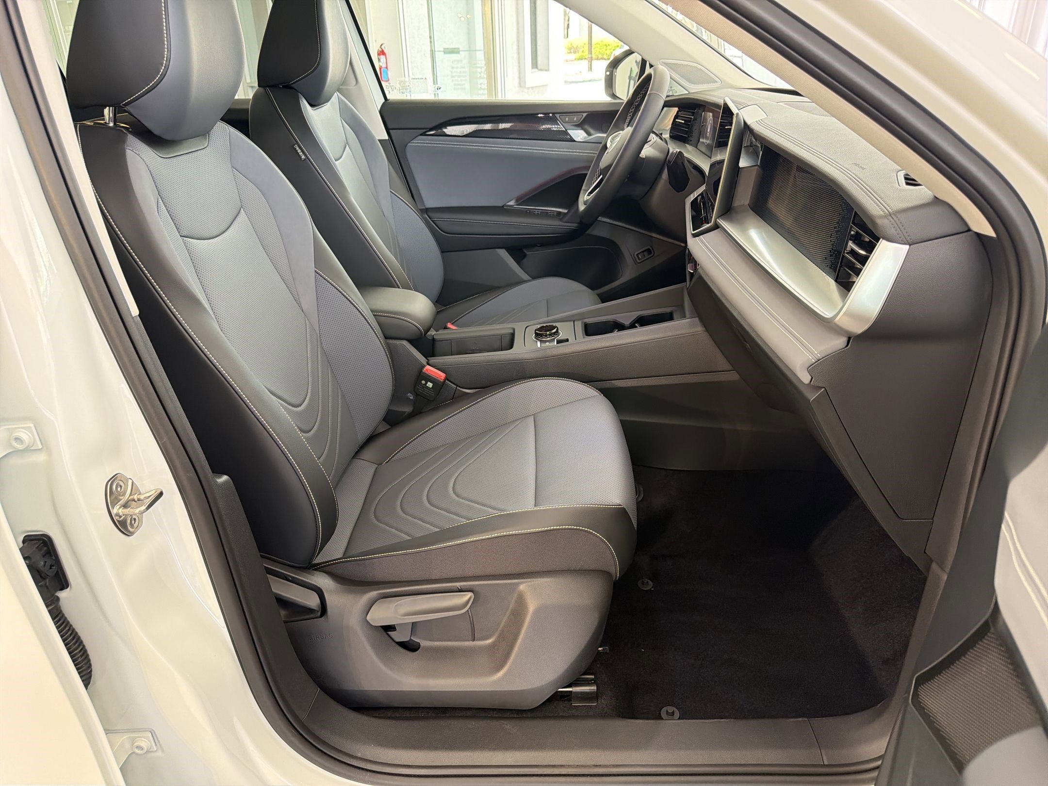New 2026 Volkswagen Tiguan SE FWD image 30