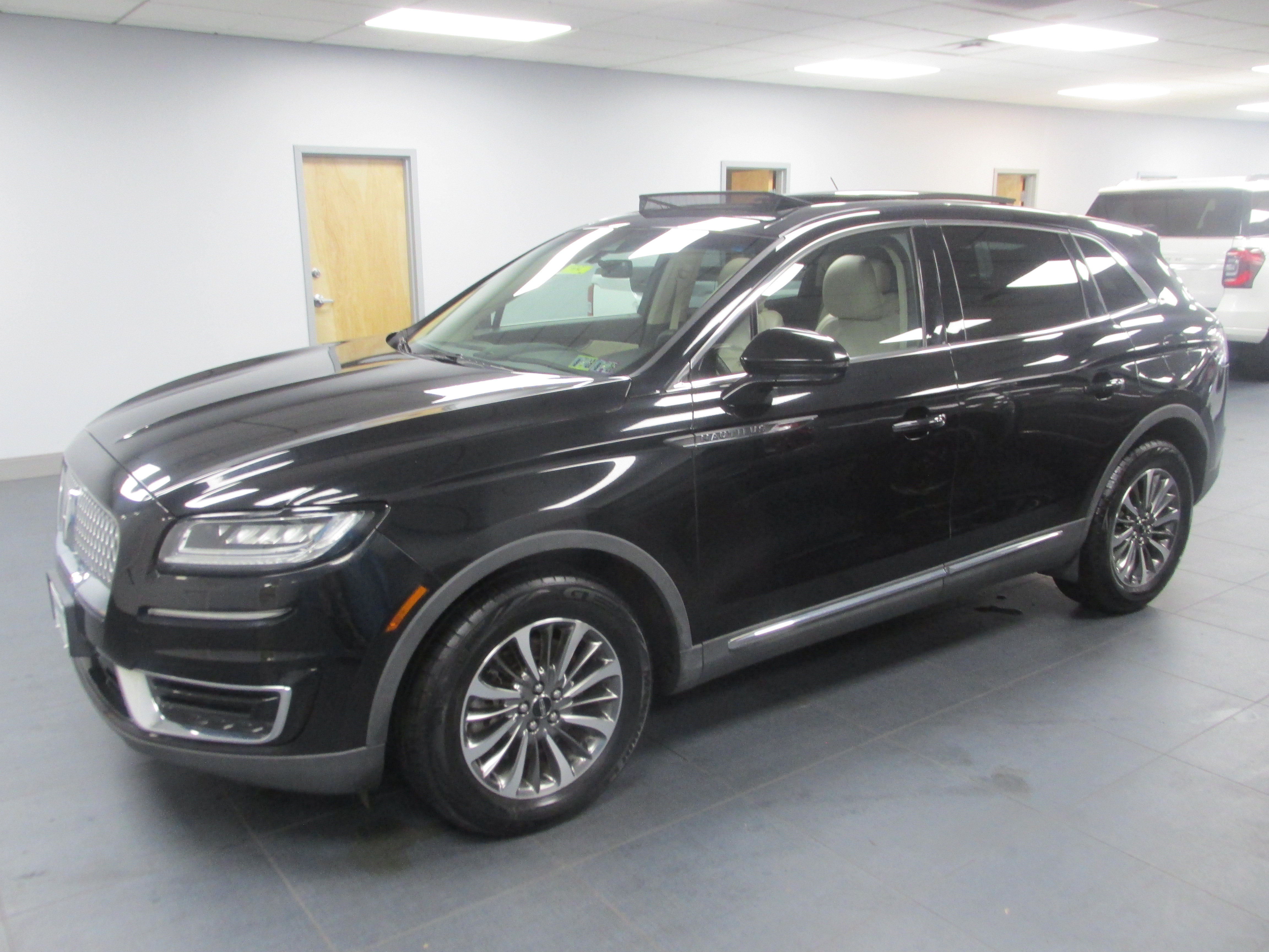 Used 2019 Lincoln Nautilus Select AWD/4WD image 8