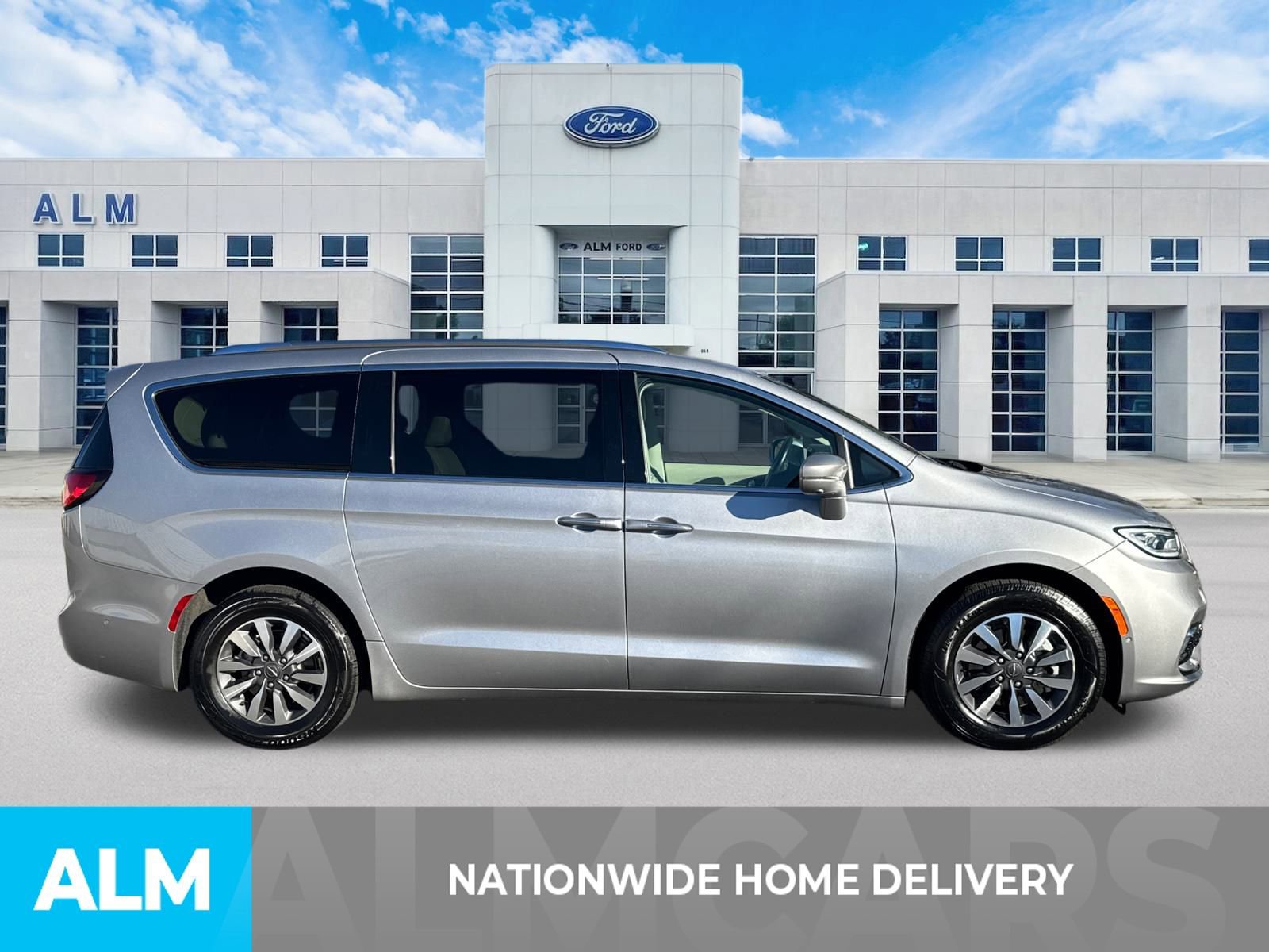 Used 2021 Chrysler Pacifica Touring-L image 5