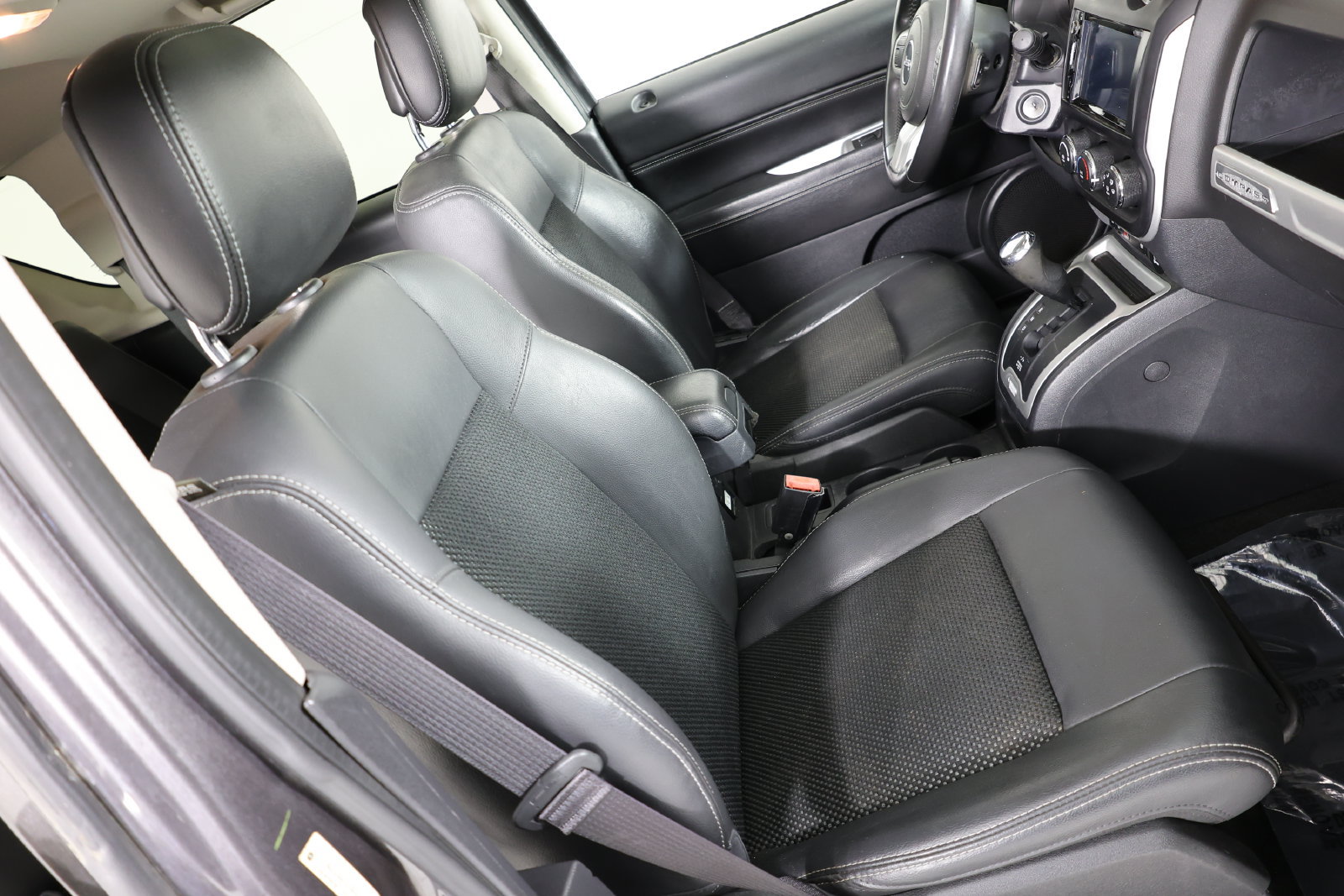 Used 2015 Jeep Compass Latitude w/ Sun/Sound Group FWD image 27