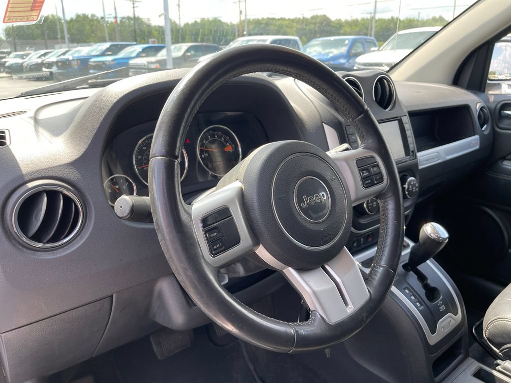 Used 2017 Jeep Compass Latitude FWD image 10