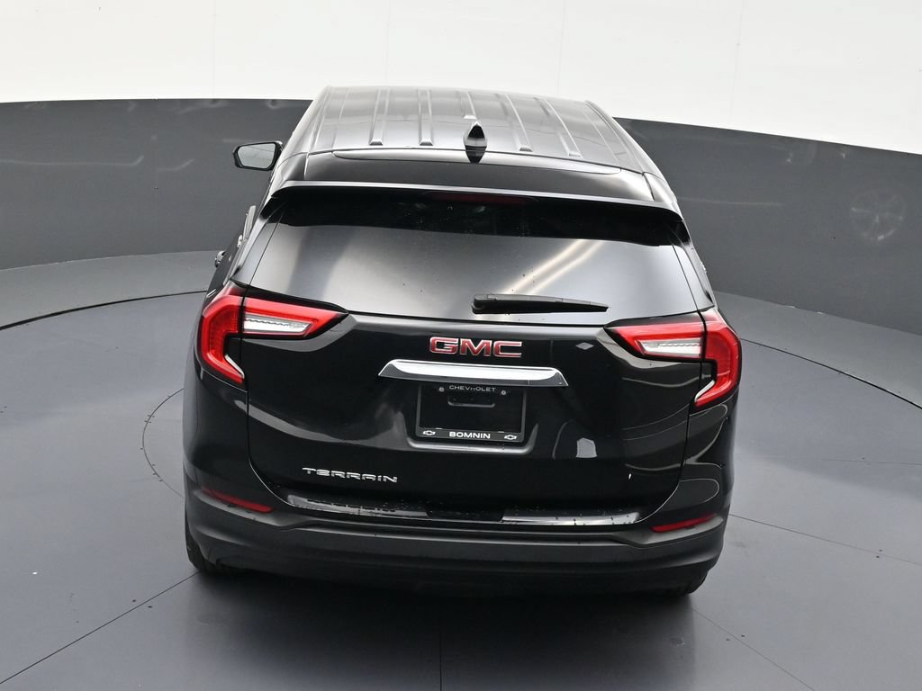 Used 2024 GMC Terrain SLE w/ Driver Convenience Package FWD image 12