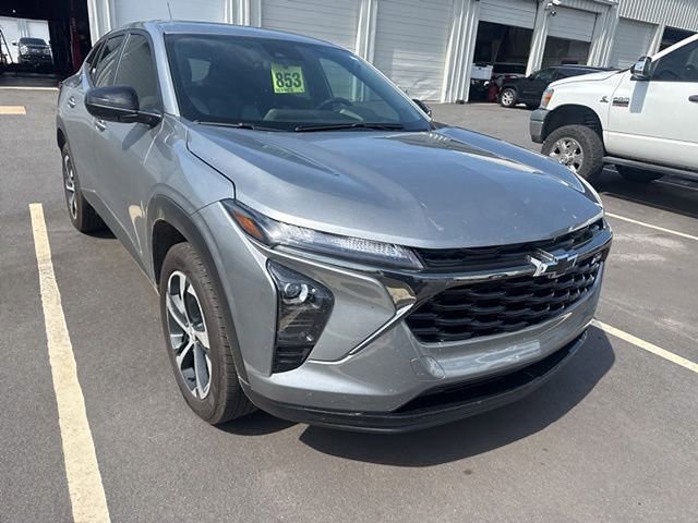 Used 2025 Chevrolet Trax RS w/ Sunroof Package FWD image 3