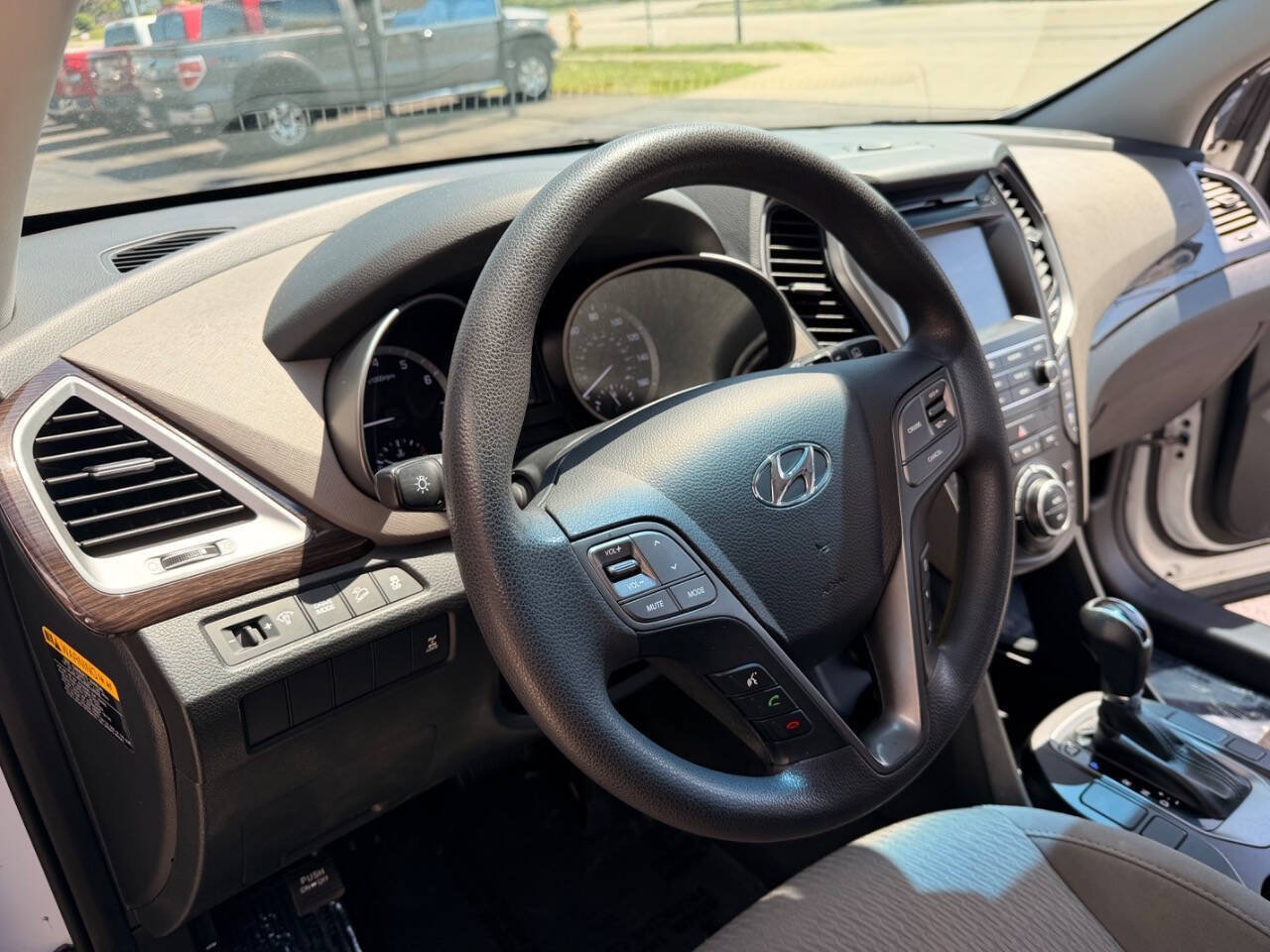 Used 2017 Hyundai Santa Fe SE AWD/4WD image 7