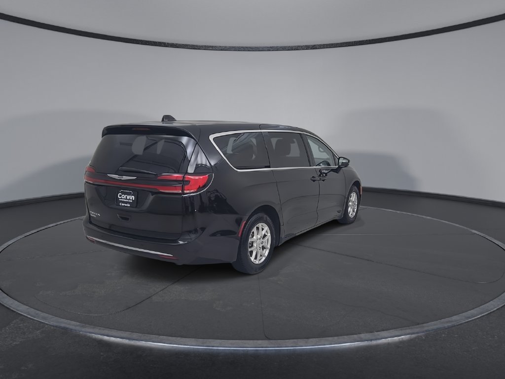 Certified 2024 Chrysler Pacifica Touring-L FWD image 16