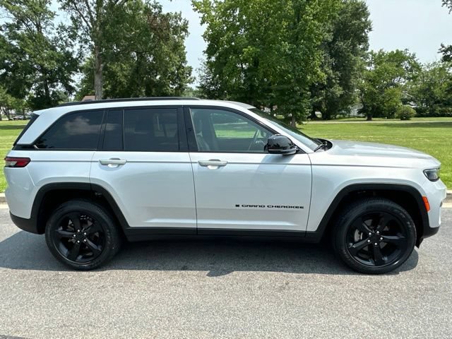 Used 2023 Jeep Grand Cherokee Altitude AWD/4WD image 30