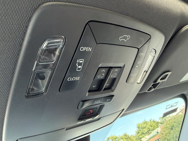 Used 2021 Toyota Sienna XLE w/ XLE Plus Package FWD image 31