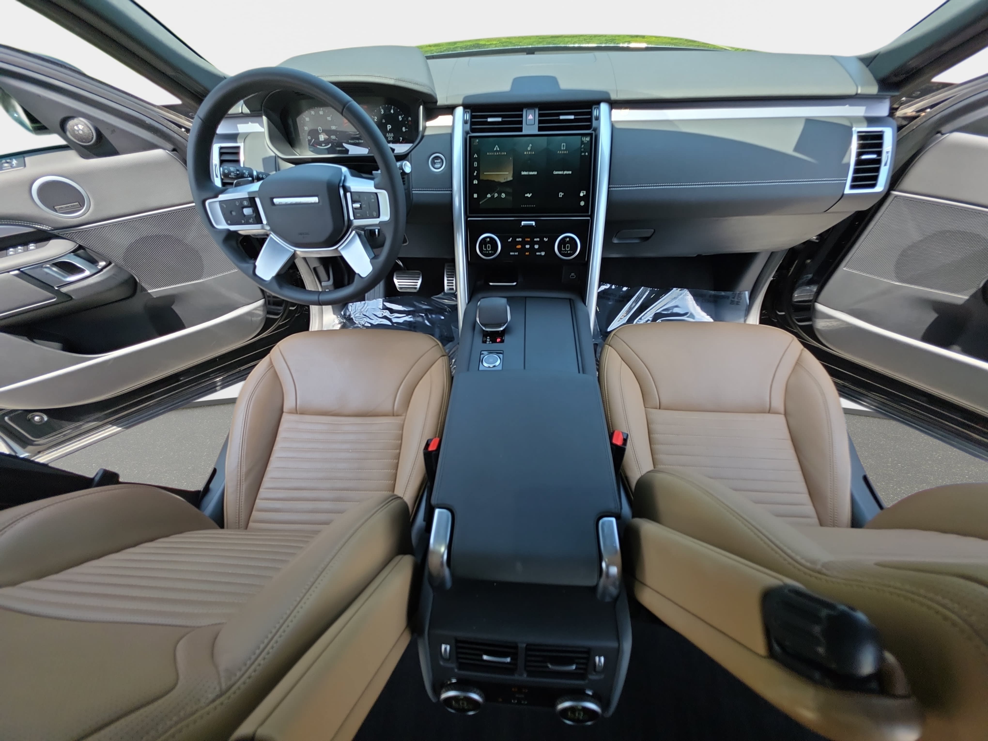 Used 2025 Land Rover Discovery Dynamic SE AWD/4WD image 9