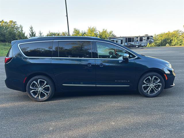 Used 2025 Chrysler Pacifica Pinnacle AWD/4WD image 5
