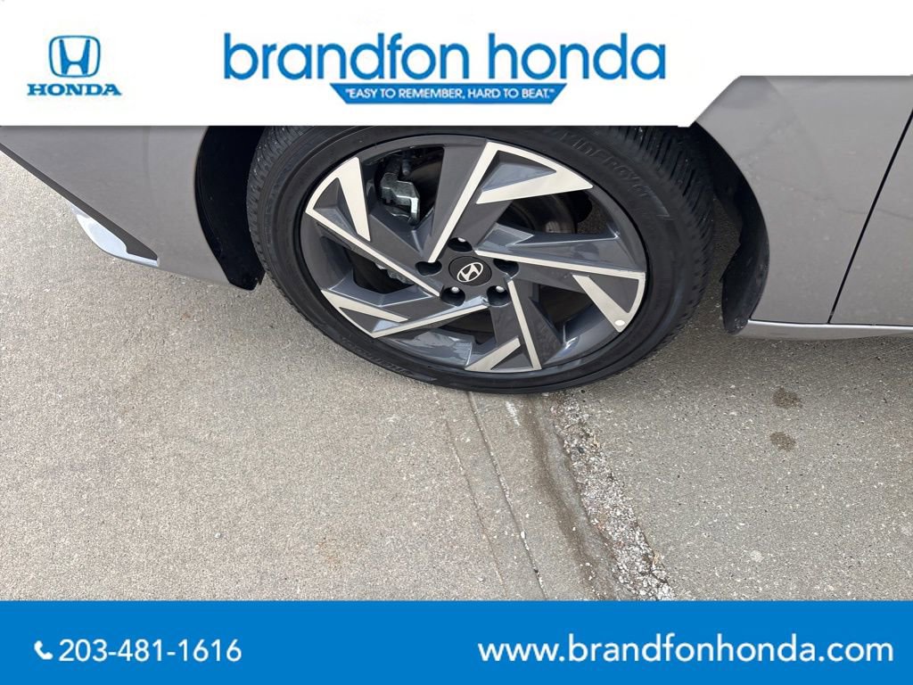 Used 2025 Hyundai Elantra SEL image 31