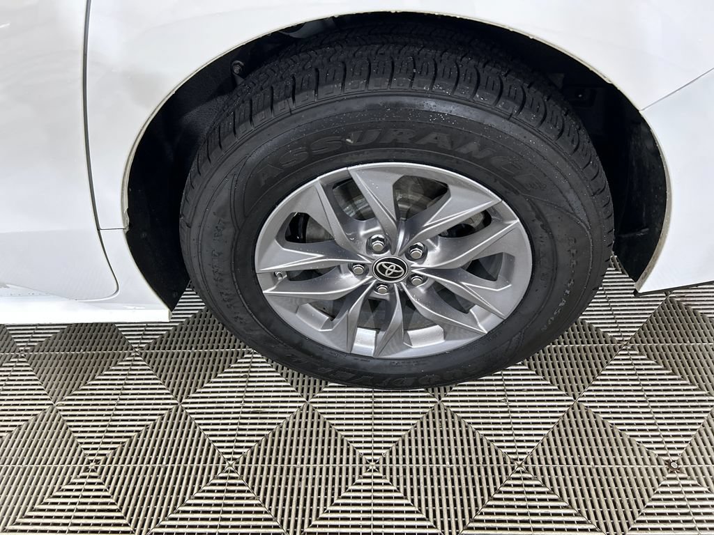 Used 2023 Toyota Sienna LE AWD/4WD image 10