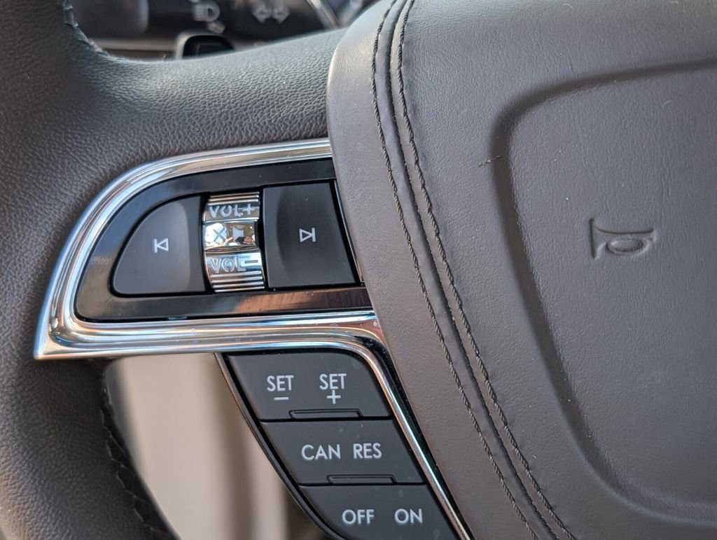 Used 2017 Lincoln Continental Premiere image 22