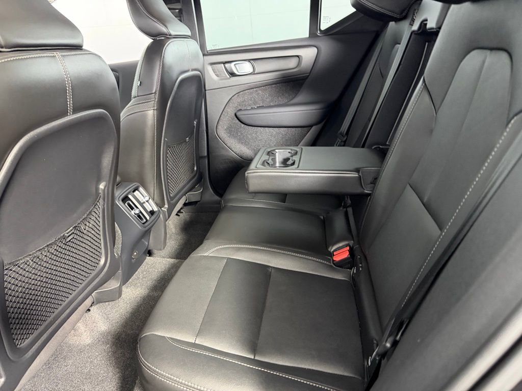 Used 2025 Volvo XC40 B5 Plus image 26