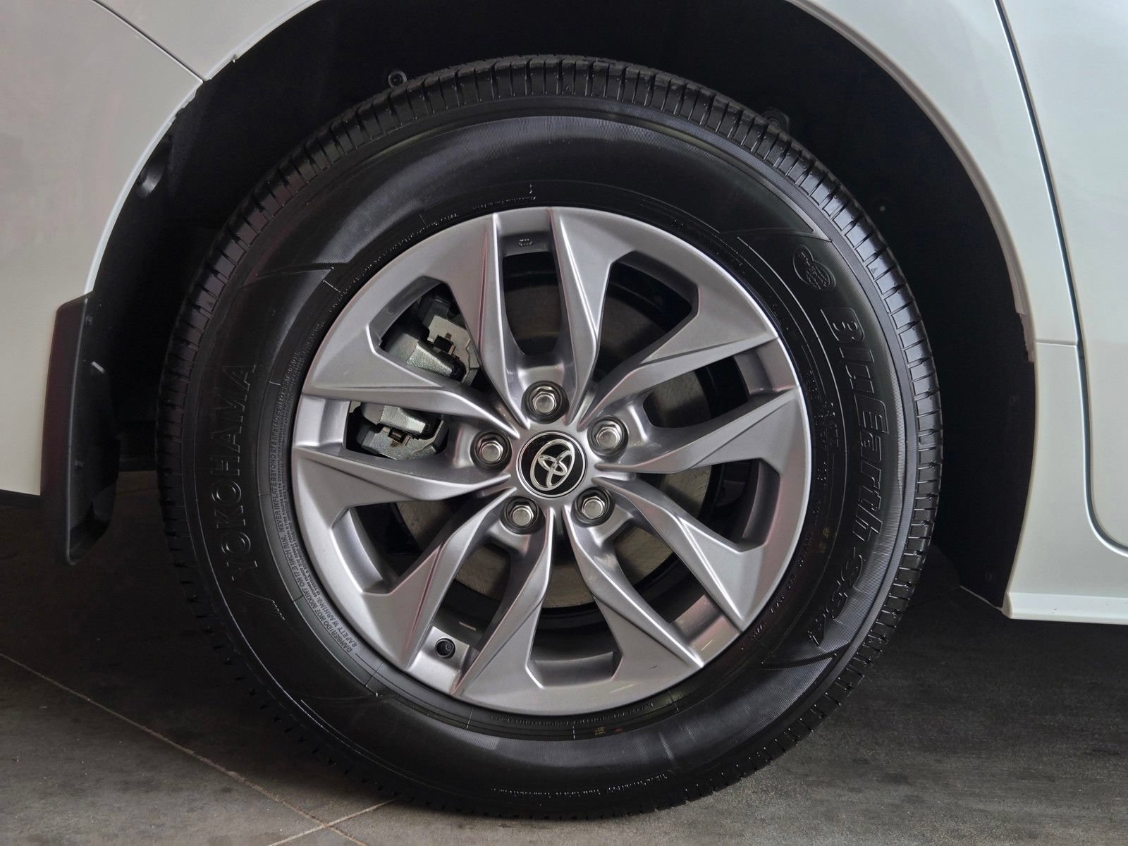 Certified 2026 Toyota Sienna XLE FWD image 5