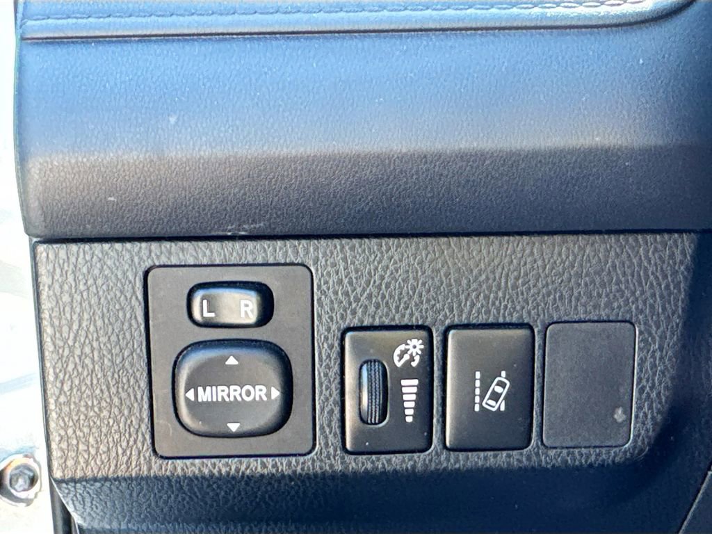 Used 2018 Toyota RAV4 LE image 18