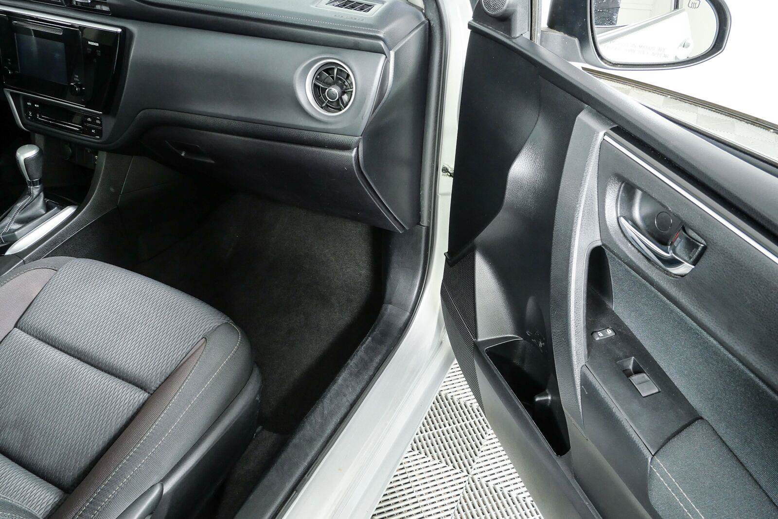 Used 2017 Toyota Corolla LE FWD image 21